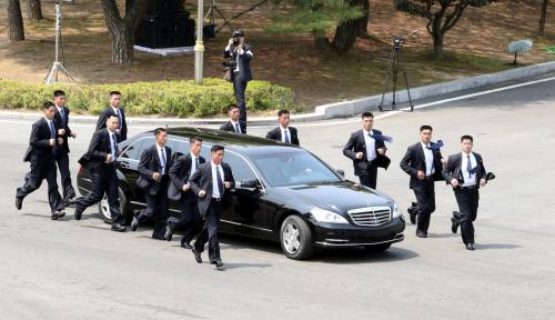 Vertice Kim-Moon, le due Coree sfilano insieme