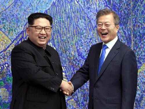 Vertice Kim-Moon, la stretta di mano tra i due leader