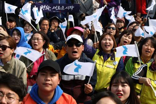Vertice Kim-Moon, la folla protesta: "Bombardare la Nord Corea"