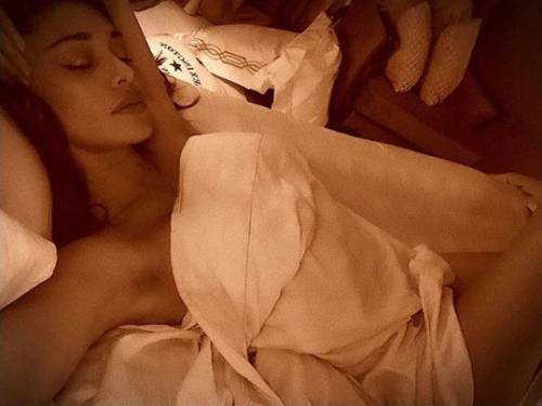 Belen Rodriguez seducente a letto