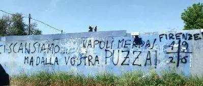 I tifosi della Fiorentina: "Napoli, ci scansiamo...ma dalla vostra puzza"