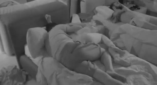 Gf, Luigi e Patrizia si risvegliano abbracciati nello stesso letto