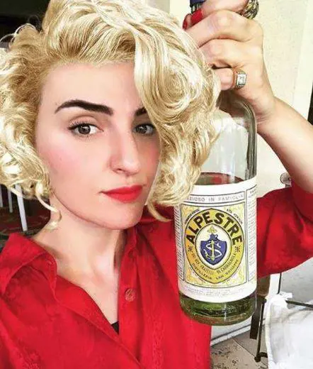 Il nuovo look di Arisa: come Marilyn Monroe