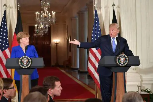 Merkel volta le spalle a Trump e dice sì a Huawei