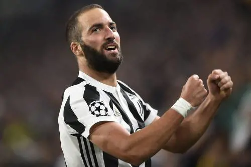 Higuain dice sì al Milan: si sblocca anche lo scambio Bonucci-Caldara