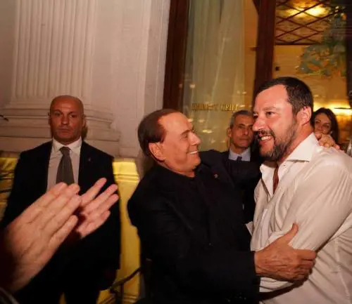 L'abbraccio tra Berlusconi e Salvini