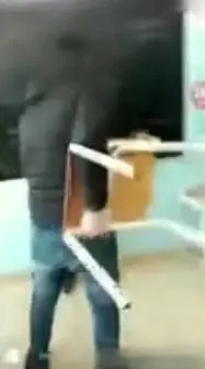 L'insegnante lo rimprovera: baby delinquente lo mette ko