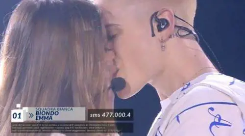 Amici, il bacio tra Emma e Biondo Ma il pubblico in studio li fischia