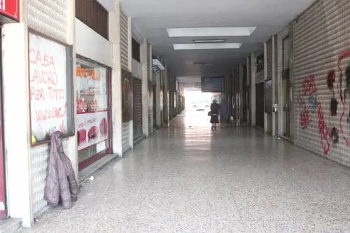 Il quadrilatero dei clandestini tra sale gioco, bande e risse