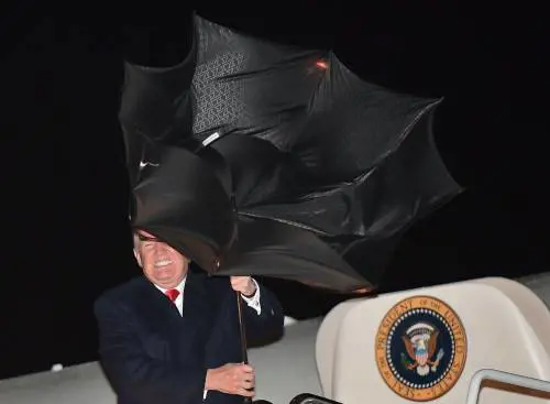 Trump come Mary Poppins: aprire l'ombrello? Impossibile