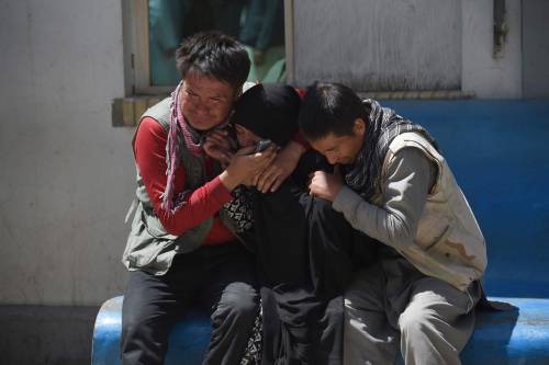 Parenti di una vittima dell'attacco del 22 aprile in lacrime di fronte all'ospedale Isteqlal a Kabul