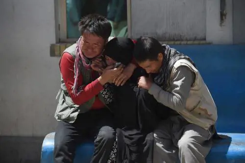 Parenti di una vittima dell'attacco del 22 aprile in lacrime di fronte all'ospedale Isteqlal a Kabul