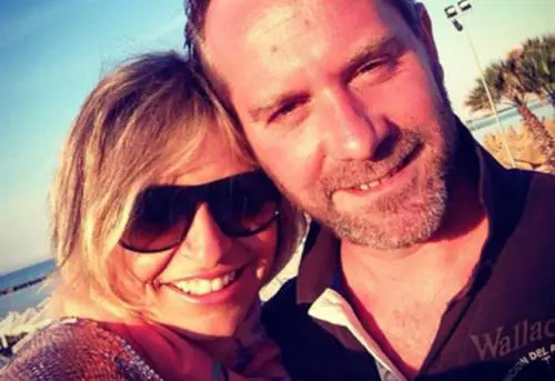 Sgozza la moglie e si lancia nel vuoto