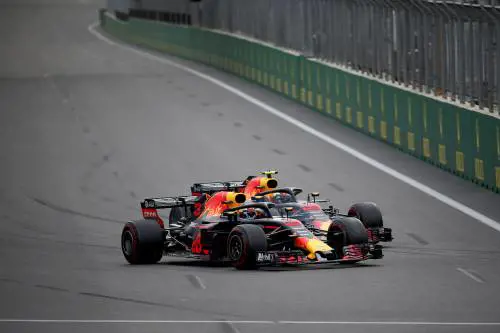 È la formula per lo show: Lewis vince, Seb beffato, e spunta pure un camion