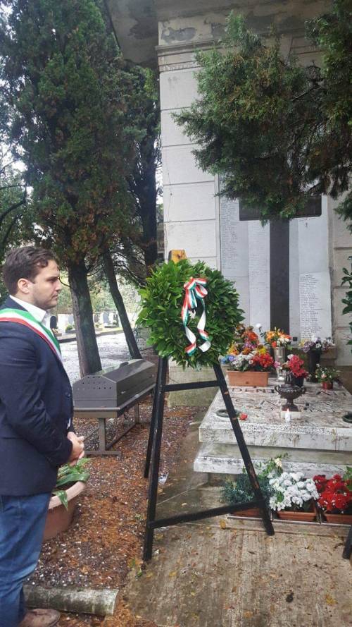 Con la fascia tricolore alla commemorazione fascista: polemica a Genova