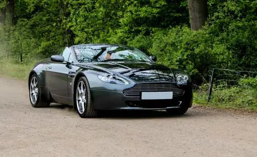 Guida una Aston Martin ma abita nella casa Aler. E il consulente finisce nei guai