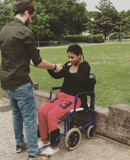 Georgette Polizzi si alza dalla sedia a rotelle e prova a camminare. Il video che commuove il web