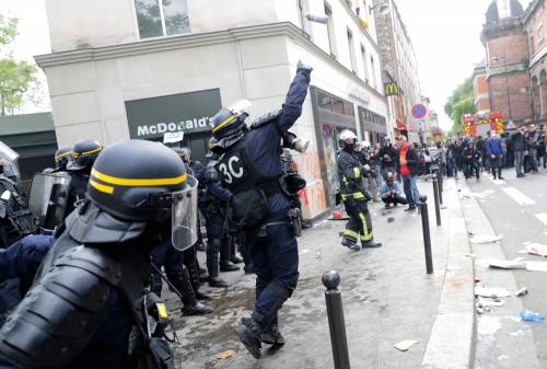 Parigi, scontri tra anarchici e polizia: auto distrutte, vetrine infrante