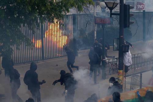La lezione francese: arrestati i devastatori di Parigi