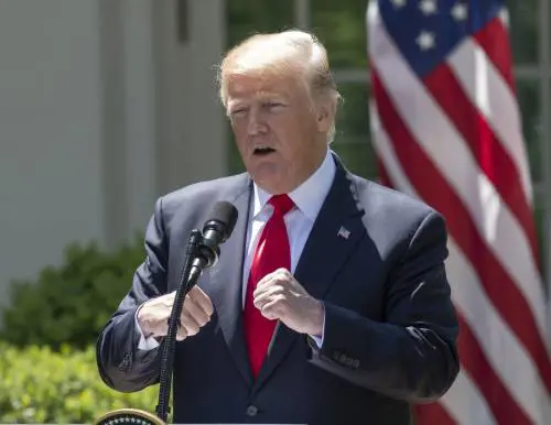 "Trump gode di eccellente salute". Ma il certificato lo scrisse lui