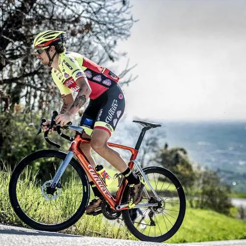 Il Giro d'Italia perde un protagonista: Pozzato torna in Italia al capezzale del padre