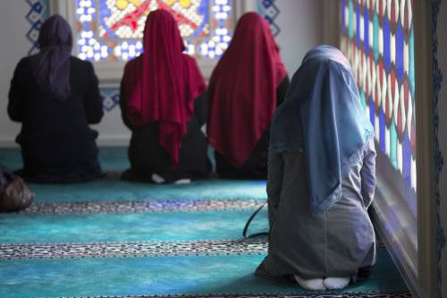 I migranti non sanno il tedesco ma la Germania vuole l'islam a scuola
