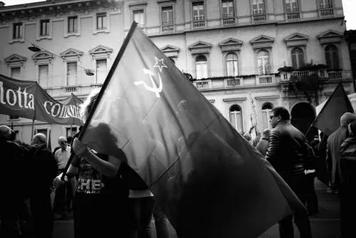 Street photo Milano in piazza per raccontare il primo maggio