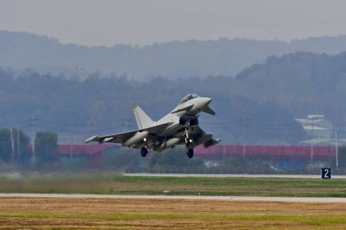 Londra ora invia aerei militari per prevenire l'attacco di Putin