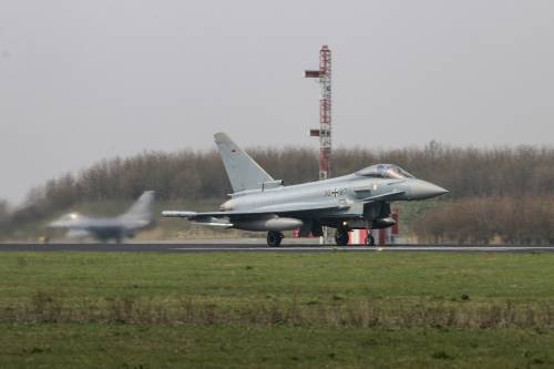 Caccia Nato intercettano aerei russi: incontro ravvicinato sul Baltico