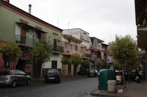 Napoli, uccide la madre e si barrica in casa