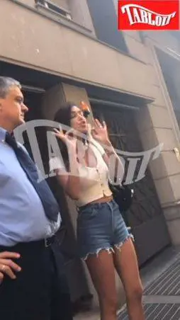 Belen si sfoga con i paparazzi: "Io vi odio, sto diventando pazza". E poi si scaglia contro la Hunziker