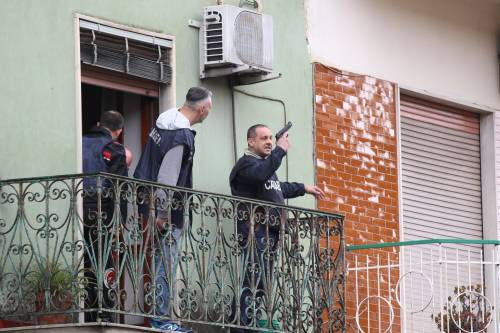 Napoli, uccide la madre e si barrica in casa