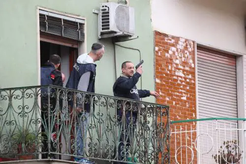 Disabile uccide la madre col fucile e si barrica in casa: catturato dalle teste di cuoio