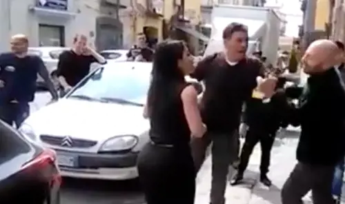 Napoli, Abete aggredito: preso a schiaffi da abusivi