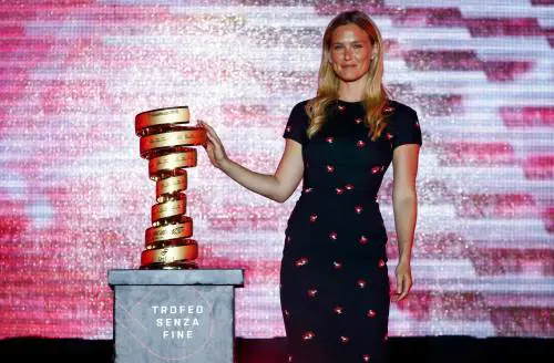 Giro d'Italia, la modella Bar Refaeli è la madrina delle tappe israeliane