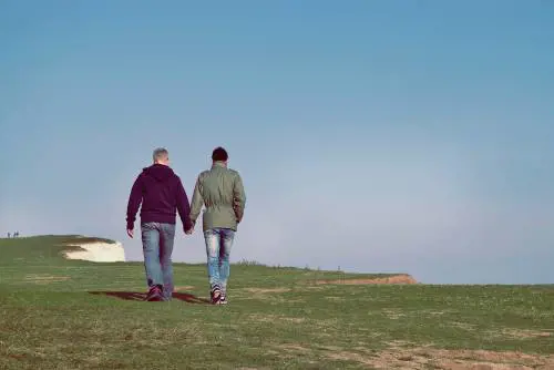 Sempre più uomini etero provano rapporti gay: lo studio