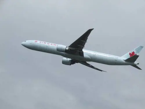 Passeggero puzza troppo e provoca malori a bordo: ​aereo atterra d’emergenza