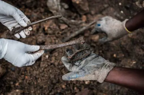 Ruanda, i giorni del genocidio nell'orrore delle fosse comuni