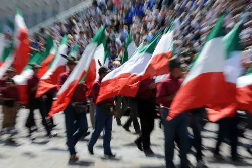 Sassi e binari in fiamme Anarchici all'attacco della festa degli alpini