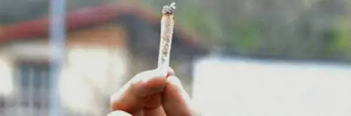 Offre hashish ai pompieri per ringraziarli del lavoro: marocchino denunciato