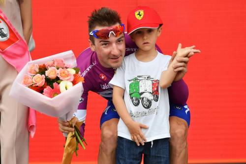 Giro d'Italia, Viviani vince allo sprint. Maglia rosa all'australiano Dennis