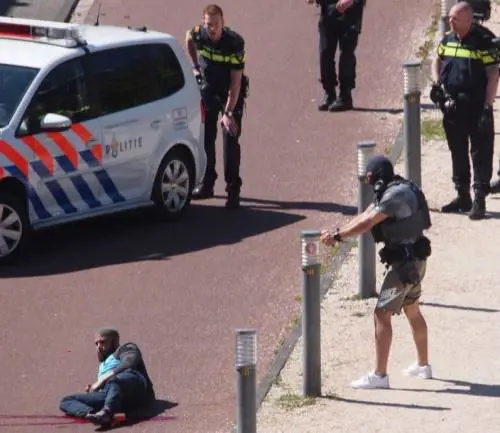 Accoltella 3 persone al grido "Allah akbar": arrestato a L'Aja