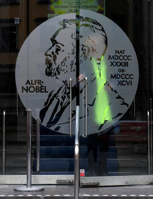 "L'Accademia del Nobel? Un gerontocomio che premia canzonette"