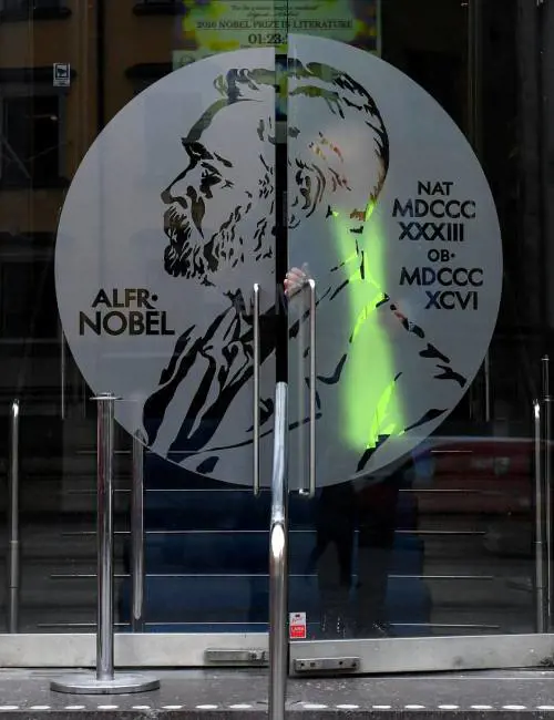 "L'Accademia del Nobel? Un gerontocomio che premia canzonette"