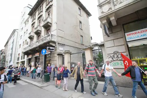 In via Padova la catena solidale si "accorcia"