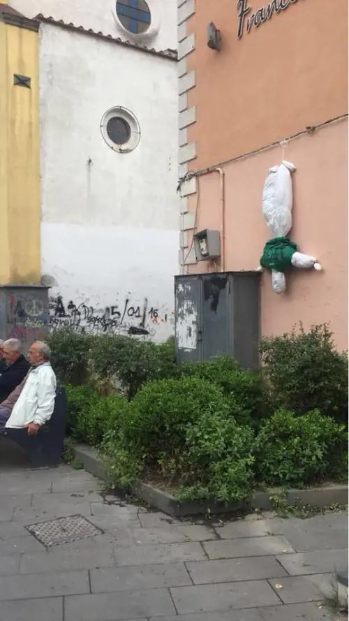 Quarto (Napoli), due fantocci appesi con insulti alla Lega