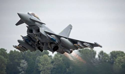 Sale la tensione nel Mar Nero:  caccia britannici intercettano aereo russo