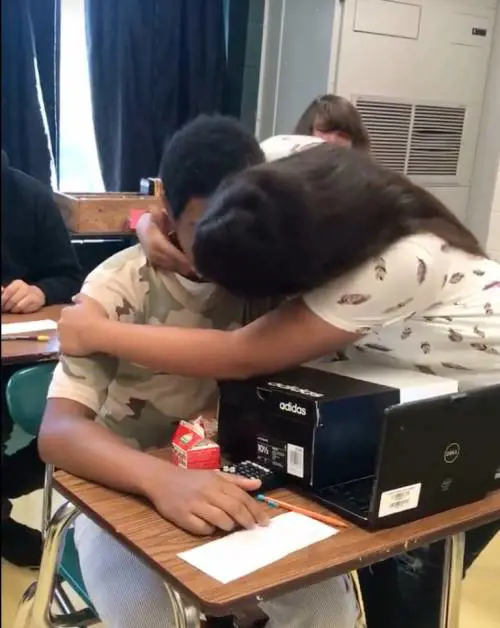 Sorprende il compagno con un regalo inaspettato: scoppia in lacrime