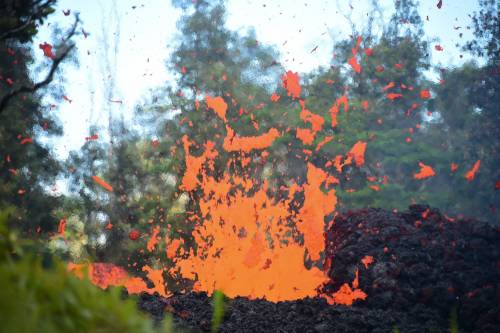 Hawaii, la lava del vulcano inghiotte trenta case