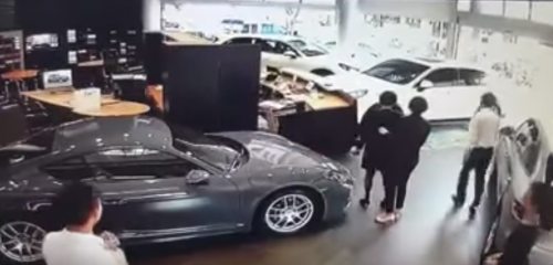 Gli consegnano la Porsche sbagliata: sfonda la vetrina del concessionario